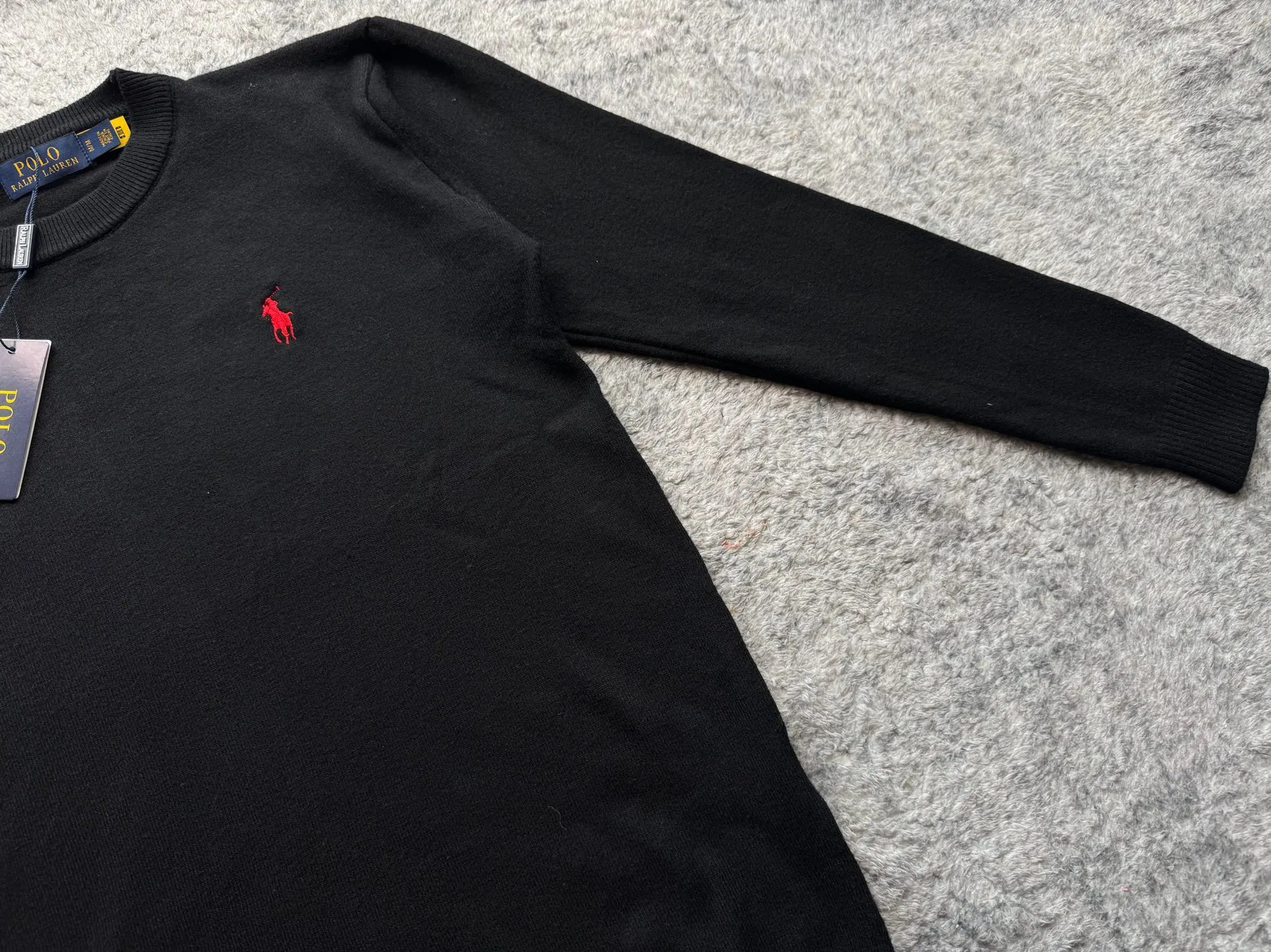 P180 Polo Ralph solid color logo embroidered knitted long-sleeved sweater ✅ Great texture: knitted fabric, soft and waxy to the touch, very comfortable to wear next to the body, and very warm. It is suitable for wearing alone in the winter in the south or as a base layer in the north. ✅ Slimming version: The round neck design is classic and durable, and will not look bloated. Instead, it has a slimming effect and is friendly to all body types. ✅Versatile and practical: Whether it is worn with suit pants for commuting or jeans for leisure, it can be easily worn, and one piece can be used for several pieces! ✅Pony embroidery is simple yet a little refined!  Color: Black White Size M L